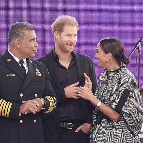 Harry, quant à lui, avait choisi un look noir de la tête au pied, histoire d'éviter un faux pas mode. 
Exclusif - Le prince Harry, duc de Sussex et Meghan Markle, duchesse de Sussex, remettent un prix honorifique à Kevin Costner lors de son gala de charité One805 Live, organisé sur son terrain de polo à Summerland près de Santa Barbara, le 22 septembre 2023.