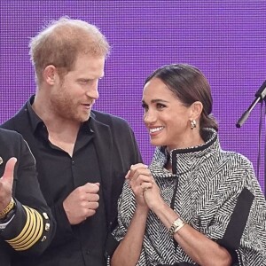 Les Sussex ont le coeur sur la main ou c'est en tout cas l'image d'eux qu'ils souhaitent donner. 
Exclusif - Le prince Harry, duc de Sussex et Meghan Markle, duchesse de Sussex, remettent un prix honorifique à Kevin Costner lors de son gala de charité One805 Live, organisé sur son terrain de polo à Summerland près de Santa Barbara.