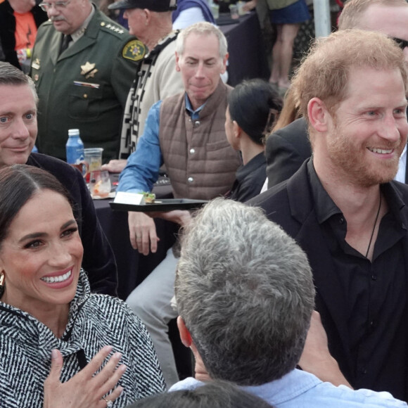 Lors de ce gala, le couple a remis un prix honorifique à Kevin Costner. 
Exclusif - Le prince Harry, duc de Sussex et Meghan Markle, duchesse de Sussex, se mêlent aux invités du gala de charité One805 Live organisé par Kevin Costner sur son terrain de polo à Summerland près de Santa Barbara, le 22 septembre 2023.