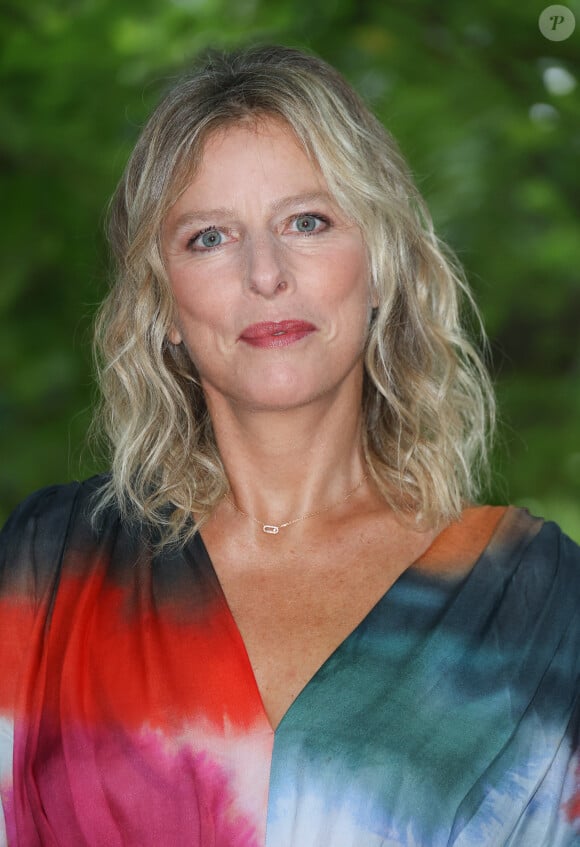 À la journaliste de TF1, elle expliquait : "L’avantage d’avoir été abandonnée, c’est que je n’ai pas eu des parents à qui j’ai voulu plaire". 
Karin Viard - Photocall du film "Nouveau départ" lors de la 16ème édition du festival du film francophone (FFA) de Angoulême le 26 août 2023.