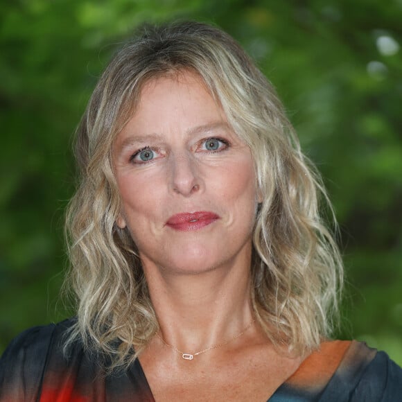 À la journaliste de TF1, elle expliquait : "L’avantage d’avoir été abandonnée, c’est que je n’ai pas eu des parents à qui j’ai voulu plaire". 
Karin Viard - Photocall du film "Nouveau départ" lors de la 16ème édition du festival du film francophone (FFA) de Angoulême le 26 août 2023.