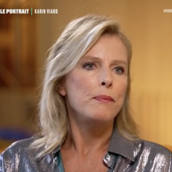 Karin Viard s'est confiée sur son enfance douloureuse suite à l'abandon par ses parents. 
Karin Viard dans "Le portrait" de 50' Inside sur TF1 face à Isabelle Ithurburu. 