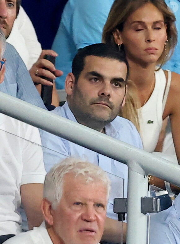 Une blessure que Matthieu Lartot a vécue en direct puisqu'il commentait le match en direct sur France 2
Matthieu Lartot - People dans les tribunes lord du match d'ouverture de la Coupe du Monde de Rugby France 2023 avant le match de la Poule A entre la France et la Nouvelle-Zélande au Stade de France à Saint-Denis le 8 septembre 2023. © Dominique Jacovides/Bestimage 