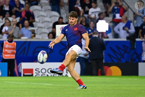 Depuis, les commentaires et les critiques vont bon train
Echauffement - Antoine Dupont ( France ) - - Coupe du Monde de Rugby France 2023 du match de Poule A entre la France et l'Uruguay (27-12) au stade Pierre-Mauroy à Lille le 14 septembre 2023. 