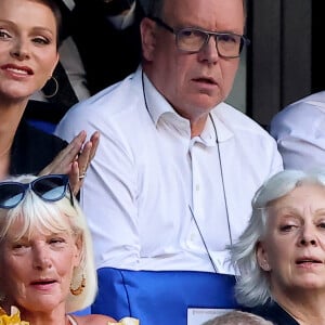 L'ancienne nageuse a retrouvé sa blondeur tout en conservant une coupe courte 
La princesse Charlene de Monaco et le prince Albert II dans les tribunes lors du match de rugby entre l'Afrique du Sud et l'Écosse (18-3) au stade Vélodrome à Marseille le 10 septembre 2023. © Dominique Jacovides / Bestimage 