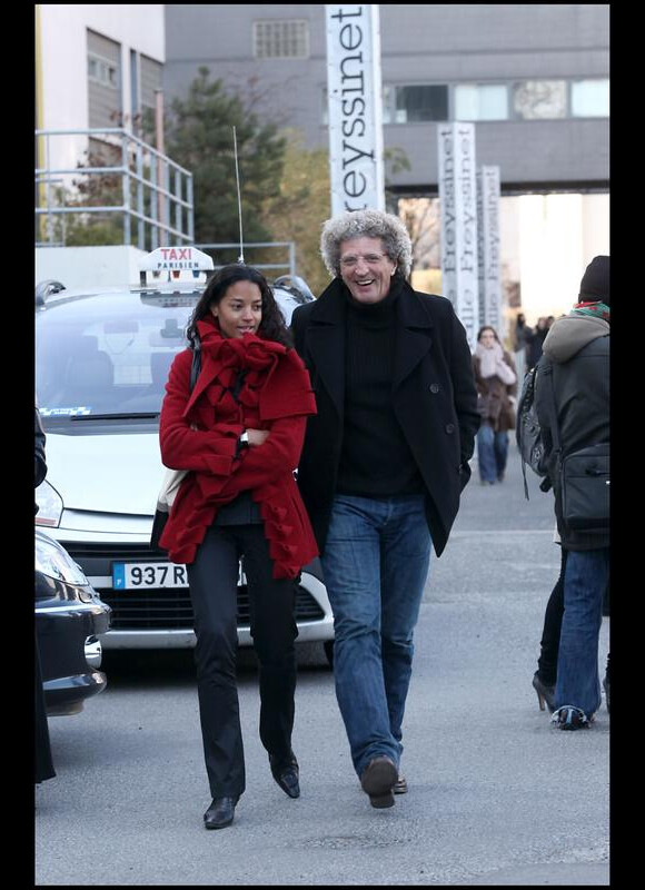 Elie Chouraqui et son épouse à leur arrivée au défilé Sonia Rykiel le 7 mars à Paris