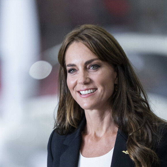 Une sobriété essentielle pour la future reine.
Catherine (Kate) Middleton, princesse de Galles, lors d'une visite à la Royal Naval Air Station (RNAS) Yeovilton, près de Yeovil dans le Somerset, l'une des deux principales stations aériennes de la Royal Navy et l'un des aérodromes militaires les plus fréquentés du Royaume-Uni, le lundi 18 septembre 2023.