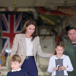 Le prince William, prince de Galles, et Catherine (Kate) Middleton, princesse de Galles, avec leurs enfants le prince George de Galles, et la princesse Charlotte de Galles, lors d'une visite au Royal International Air Tattoo (RIAT) à RAF Fairford, le 14 juillet 2023. 