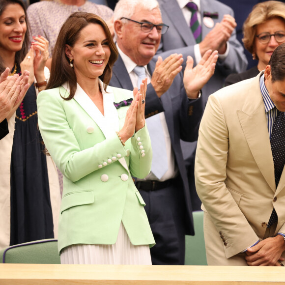 Une métamorphose qui a une explication selon Miranda Holder, experte en mode royale, à "Hello".
Catherine (Kate) Middleton, princesse de Galles et Roger Federer dans les tribunes lors du tournoi de Wimbledon 2023 au All England Lawn Tennis and Croquet Club de Londres, Royaume Uni, le 4 juillet 2023. 