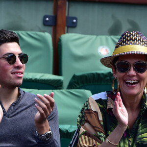 Il est né d'une précédente union.
Cristina Cordula et son fils Enzo - People dans les tribunes des Internationaux de France de tennis de Roland Garros le 3 juin 2015. 