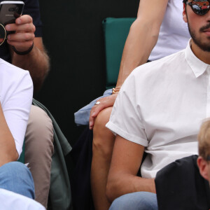 Cristina Cordula et son fils Enzo dans les tribunes lors des internationaux de France de Roland Garros à Paris, le 30 mai 2017. © - Dominique Jacovides - Cyril Moreau/ Bestimage 