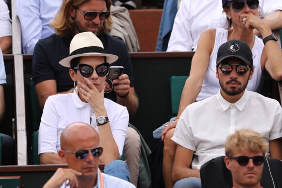 Cristina Cordula et son fils Enzo dans les tribunes lors des internationaux de France de Roland Garros à Paris, le 30 mai 2017. © - Dominique Jacovides - Cyril Moreau/ Bestimage 