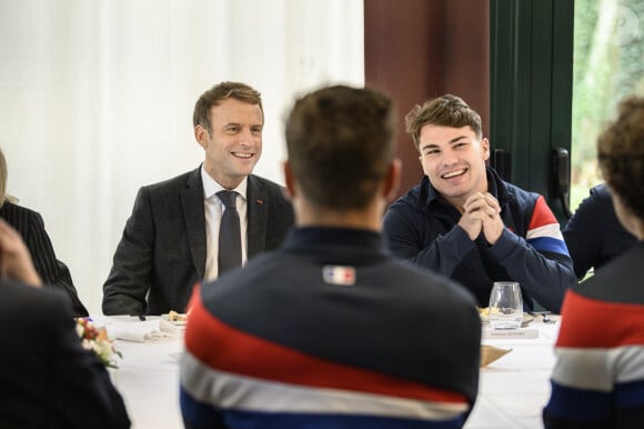 Le président de la République française, Emmanuel Macron et Antoine Dupont, capitaine de l'équipe de France - Le Président de la République française et sa femme la Première Dame au Centre National de Rugby de Marcoussis, dans l'Essonne, france, le 15 novembre 2021, pour rencontrer les équipes du XV de France. © Eliot Blondet/Pool/Bestimage 