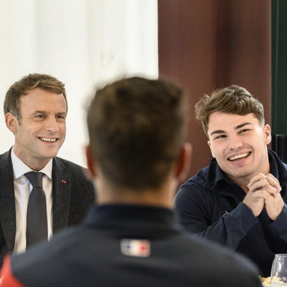 Le président de la République française, Emmanuel Macron et Antoine Dupont, capitaine de l'équipe de France - Le Président de la République française et sa femme la Première Dame au Centre National de Rugby de Marcoussis, dans l'Essonne, france, le 15 novembre 2021, pour rencontrer les équipes du XV de France. © Eliot Blondet/Pool/Bestimage 