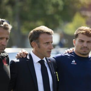 Le président de la République française Emmanuel Macron entre le sélectionneur de l'équipe de France Fabien Galthié et Antoine Dupont lors de sa rencontre avec les joueurs du XV français sur le terrain de leur camp de base à Rueil-Malmaison, France, le 4 septembre 2023, avant le match d'ouverture contre la Nouvelle-Zélande de la Coupe du Monde de Rugby France 2023. © Eliot Blondet/Pool/Bestimage 