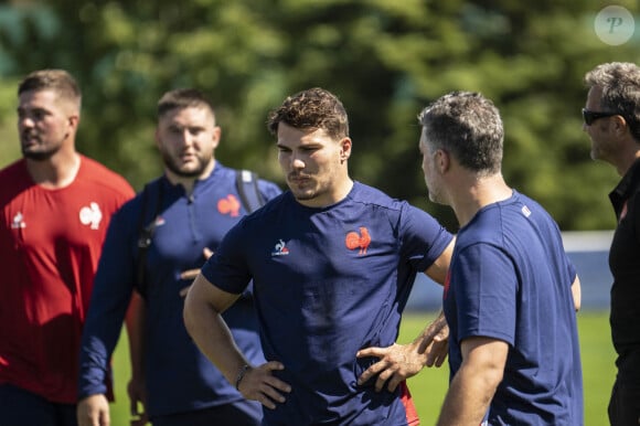 Le président de la République française lors de sa rencontre avec les joueurs du XV français sur le terrain de leur camp de base à Rueil-Malmaison, France, le 4 septembre 2023, avant le match d'ouverture contre la Nouvelle-Zélande de la Coupe du Monde de Rugby France 2023. © Eliot Blondet/Pool/Bestimage 