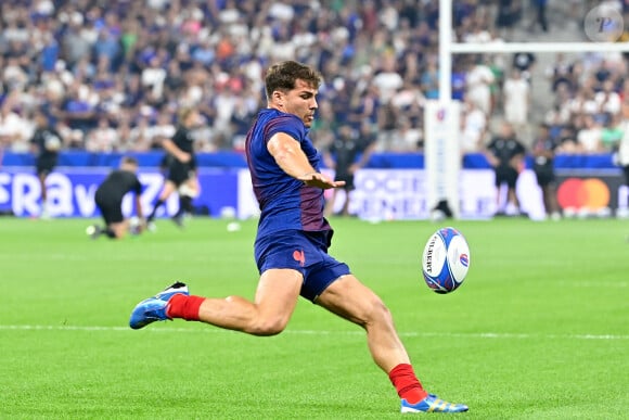 Echauffement - Antoine Dupont ( 9 - France ) - - Match d'ouverture de la coupe du monde de Rugby : La France l'emporte 27 à 13 face à la Nouvelle Zélande (All Blacks) au Stade de France à Saint-Denis le 8 septembre 2023. © Federico Pestellini / Panoramic / Bestimage 