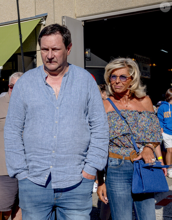 Stéphane Vanhandenhoven et Caroline Margeridon sur le tournage de l'émission "Affaire conclue" aux Puces du Canal à Villeurbanne. Le 11 septembre 2022 © Sandrine Thesillat / Panoramic / Bestimage