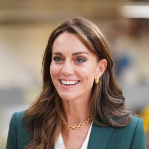 Au total, la souveraine britannique de 41 ans avait dépensé 3360€ pour son look.
Kate Middleton visite l'usine textile familiale "AW Hainsworth" à Leeds, le 26 septembre 2023.