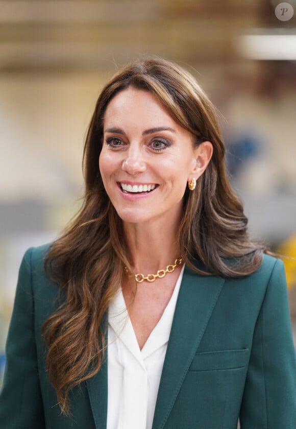 Au total, la souveraine britannique de 41 ans avait dépensé 3360€ pour son look.
Kate Middleton visite l'usine textile familiale "AW Hainsworth" à Leeds, le 26 septembre 2023.