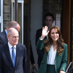Ce choix vestimentaire est dans la veine des dernières apparitions de Kate Middleton, qui a récemment repensé sa garde-robe et préfère les costumes pantalons.
Kate Middleton visite l'usine textile familiale "AW Hainsworth" à Leeds, le 26 septembre 2023.
