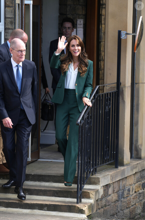 Ce choix vestimentaire est dans la veine des dernières apparitions de Kate Middleton, qui a récemment repensé sa garde-robe et préfère les costumes pantalons.
Kate Middleton visite l'usine textile familiale "AW Hainsworth" à Leeds, le 26 septembre 2023.