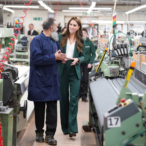 Kate Middleton visite l'usine textile familiale "AW Hainsworth" à Leeds, le 26 septembre 2023.