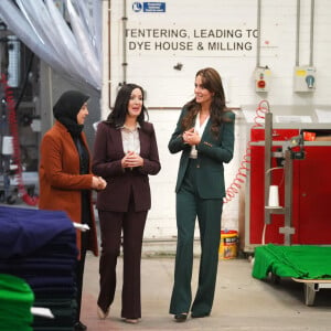 Princesse de Galle et reine du style, elle avait opté pour un élégant costume deux pièces griffé Burberry.
Kate Middleton visite l'usine textile familiale "AW Hainsworth" à Leeds, le 26 septembre 2023.