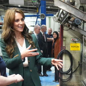 En cette occasion 100% textile, Kate Middleton se devait de se mettre sur son trente-et-un.
Kate Middleton visite l'usine textile familiale "AW Hainsworth" à Leeds, le 26 septembre 2023.