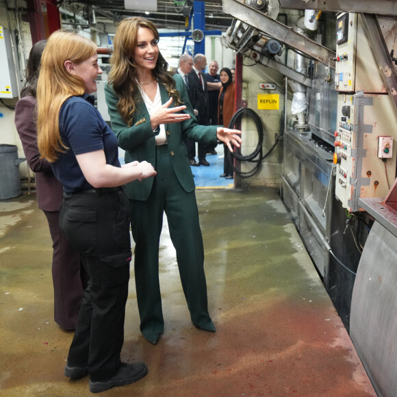 En cette occasion 100% textile, Kate Middleton se devait de se mettre sur son trente-et-un.
Kate Middleton visite l'usine textile familiale "AW Hainsworth" à Leeds, le 26 septembre 2023.