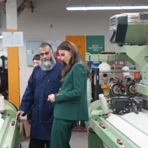 Kate Middleton visite l'usine textile familiale "AW Hainsworth" à Leeds, le 26 septembre 2023.