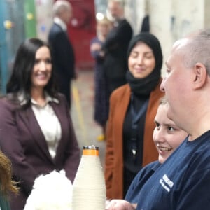 Kate Middleton visite l'usine textile familiale "AW Hainsworth" à Leeds, le 26 septembre 2023.