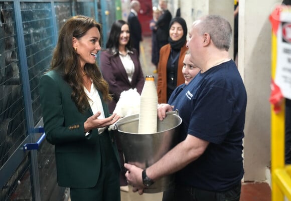 Kate Middleton visite l'usine textile familiale "AW Hainsworth" à Leeds, le 26 septembre 2023.