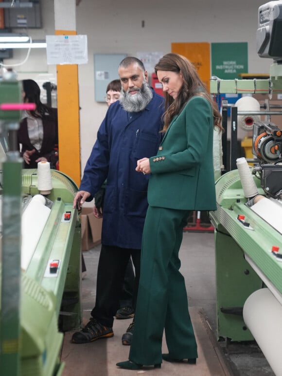 Kate Middleton visite l'usine textile familiale "AW Hainsworth" à Leeds, le 26 septembre 2023.