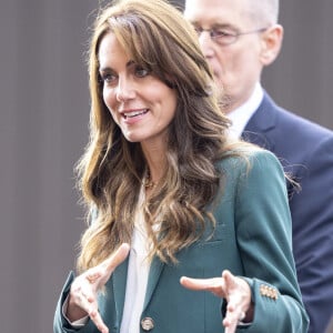 Kate Middleton s'est rendue le 26 septembre 2023 dans l'usine textile familiale AW Hainsworth située à Leeds.
Kate Middleton visite l'usine textile familiale "AW Hainsworth" à Leeds, le 26 septembre 2023.