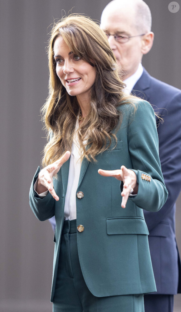 Kate Middleton s'est rendue le 26 septembre 2023 dans l'usine textile familiale AW Hainsworth située à Leeds.
Kate Middleton visite l'usine textile familiale "AW Hainsworth" à Leeds, le 26 septembre 2023.