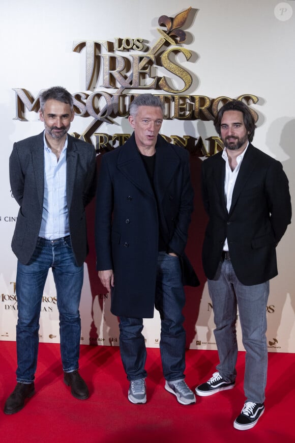 Ils n'apparaissent, en tout cas, plus jamais ensemble.
Martin Bourboulon, Vincent Cassel, Dimitri Rassam - Première du film "Les Trois Mousquetaires : D'Artagnan" à Madrid. Le 12 avril 2023.