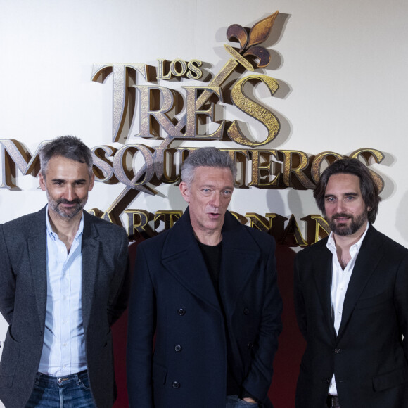 Ils n'apparaissent, en tout cas, plus jamais ensemble.
Martin Bourboulon, Vincent Cassel, Dimitri Rassam - Première du film "Les Trois Mousquetaires : D'Artagnan" à Madrid. Le 12 avril 2023.