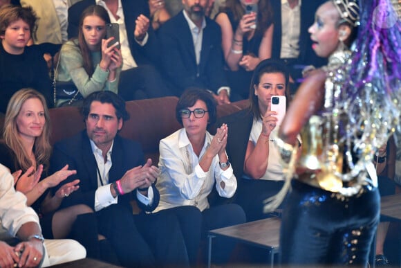 Consuelo Remmert (soeur de Carla Bruni) et son mari Alexis Gurdjian, Rachida Dati et sa soeur au défilé Etam Live Show 2023 au Palace à Paris le 26 septembre 2023. © Veeren / Bestimage