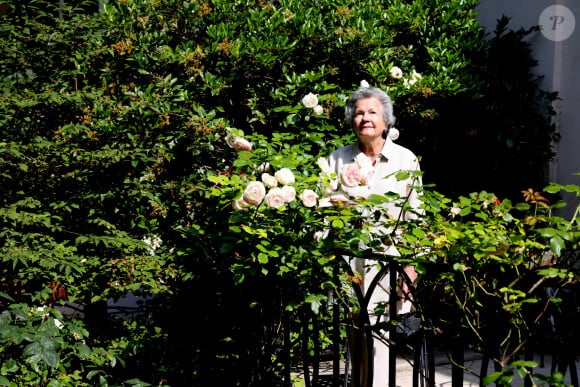 Exclusif - Rendez-vous avec Anne-Aymone Giscard d'Estaing dans le jardin de sa résidence, rue Bénouville dans le 16ème arrondissement de Paris le 22 juin 2022. © Dominique Jacovides/Bestimage 