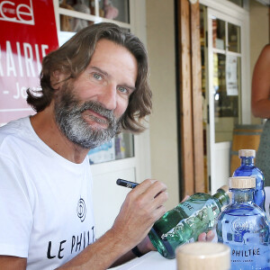 Exclusif - Frédéric Beigbeder dédicace ses bouteilles de vodka bio "Le Philtre" à la librairie Alice à Lège-Cap-Ferret le 28 août 2020. © Patrick Bernard / Guillaume Collet / Bestimage 