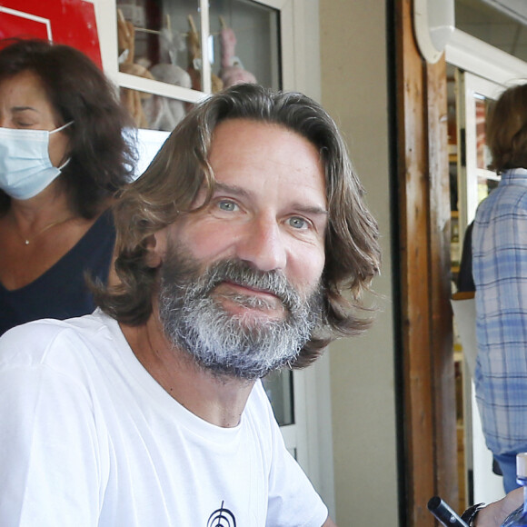 L'homme d'affaires, discret, est le frère de Fréderic Beigbeder.
Exclusif - Frédéric Beigbeder dédicace ses bouteilles de vodka bio "Le Philtre" à la librairie Alice à Lège-Cap-Ferret le 28 août 2020. © Patrick Bernard / Guillaume Collet / Bestimage 