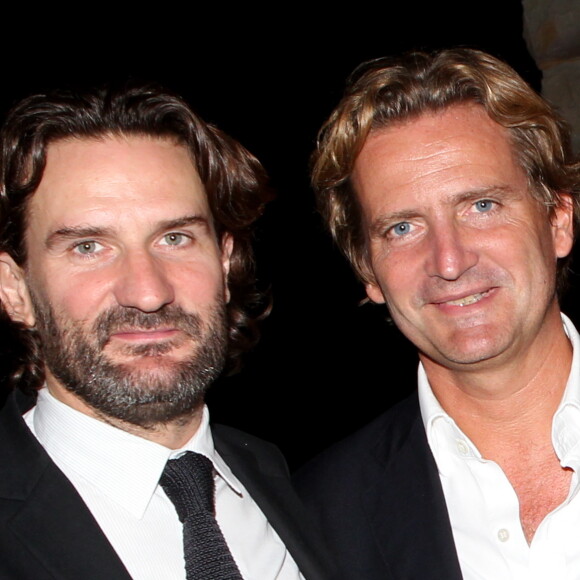 Les deux frères sont proches mais l'un est plus discret que l'autre ! 
Frédéric et Charles Beigbeder - Inauguration, Pau, 2011