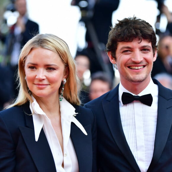 Gaspard Ulliel avait commencé à tourner dans la série. Niels Schneider a dû refaire certaines de ses scènes... en demandant bien à "ne pas savoir lesquelles".
Virginie Efira et son compagnon Niels Schneider lors de la montée des marches de la cérémonie de clôture du 72ème Festival International du Film de Cannes, le 25 mai 2019. © Rachid Bellak/Bestimage