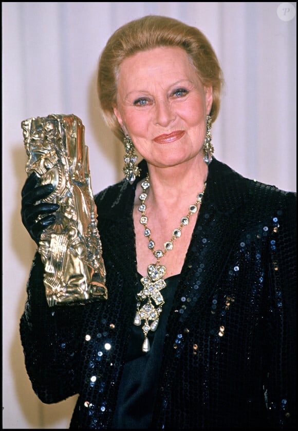 Michèle Morgan et son César d'honneur en 1992