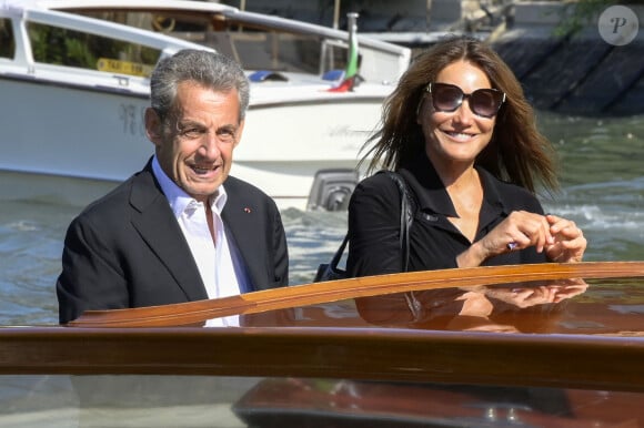 L'ancien président français Nicolas Sarkozy et sa femme Carla Bruni-Sarkozy arrivent à l'aéroport de Venise-Marco Polo et prennent un bateau-taxi lors du 80ème festival international du film de Venise, La Mostra, à Venise, Italie, le 2 septembre 2023. © Action Press/Bestimage