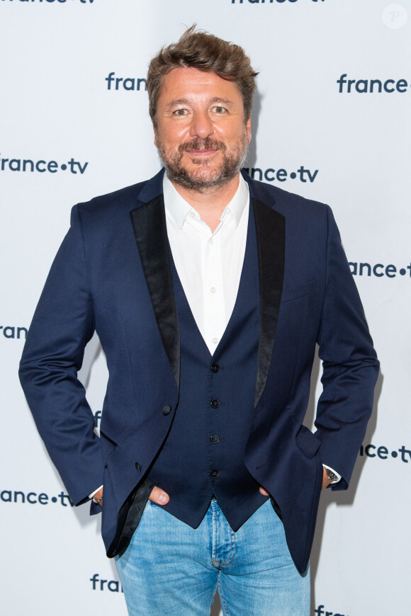 Info - L'animateur Bruno Guillon et sa famille menacés et séquestrés par quatre individus - Bruno Guillon lors du photocall dans le cadre de la conférence de presse de France Télévisions au Pavillon Gabriel à Paris, France, le 24 août 2021. © Pierre Perusseau/Bestimage 