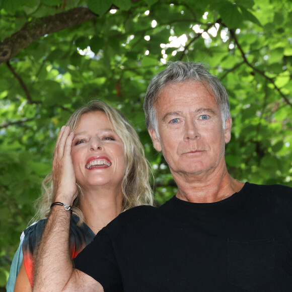 Karin Viard et Franck Dubosc - Photocall du film "Nouveau départ" lors de la 16ème édition du festival du film francophone (FFA) de Angoulême le 26 août 2023. © Coadic Guirec / Bestimage 