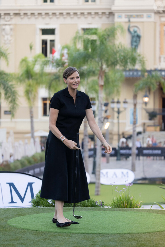 La princesse Charlene de Monaco lors du 19ème trou de golf de la Princess of Monaco Cup 2023 dans les Jardins des Boulingrins (Allée descendante), Place du Casino à Monaco le 6 septembre 2023. Le tournoi de golf Princess of Monaco Cup a été organisé pour la première fois en 2019. Ce tournoi est une 'coupe des célébrités' qui réunit 18 équipes autour de célébrités sportives. En 2019, l'évènement avait récolté plus de 330 000 € pour la Fondation Princesse Charlène de Monaco, participant au financement de la rénovation de la Piscine Municipale Princesse Charlène à La Turbie ainsi qu'au projet long de 5 ans au Lycée Awutu-Breku, au Ghana. © Olivier Huitel / Pool / Bestimage 