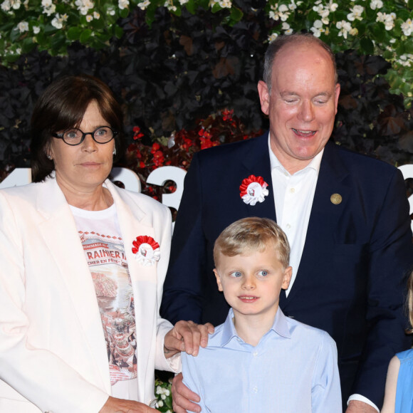 La princesse Stéphanie de Monaco, le prince Albert II, la princesse Charlene, Le prince Jacques de Monaco, marquis des Baux, La princesse Gabriella de Monaco, comtesse de Carladès - "Le rocher en fête" la principauté de Monaco fête le centenaire du prince Rainier III à Monaco, le 31 mai 2023. Cuma üna vota, se truvà üntra nui, sciü d'a Roca ! (Se retrouver sur le Rocher, comme au bon vieux temps) Voici une idée, initiée par le Comité, qui aurait certainement enthousiasmé le Prince Rainier III, qui ne manquait jamais une occasion de s'entourer des monégasques à chaque évènement important ou à l'occasion du traditionnel Cavagnëtu (pique-nique des monégasques), en toute convivialité ! C'est dans cet esprit de partage qu'une journée festive a été organisée sur le Rocher afin que petits et grands, monégasques et résidents, puissent se rappeler et célébrer le prince qui a régné le plus longtemps sur le Rocher, dotant la Principauté d'un modèle économique et social sans pareil, permettant à l'un des plus petits états au monde de rayonner bien au-delà de ses frontières et de pouvoir être fier de s'être étendu sur la mer grâce à un souverain visionnaire. © Claudia Albuquerque / Bestimage 